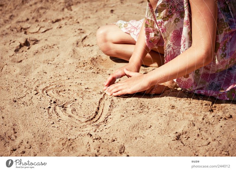 Sandherz Freizeit & Hobby Spielen Ferien & Urlaub & Reisen Strand Kind Mensch feminin Kindheit Arme Hand Beine 1 Natur Sonnenlicht Sommer Klima Schönes Wetter