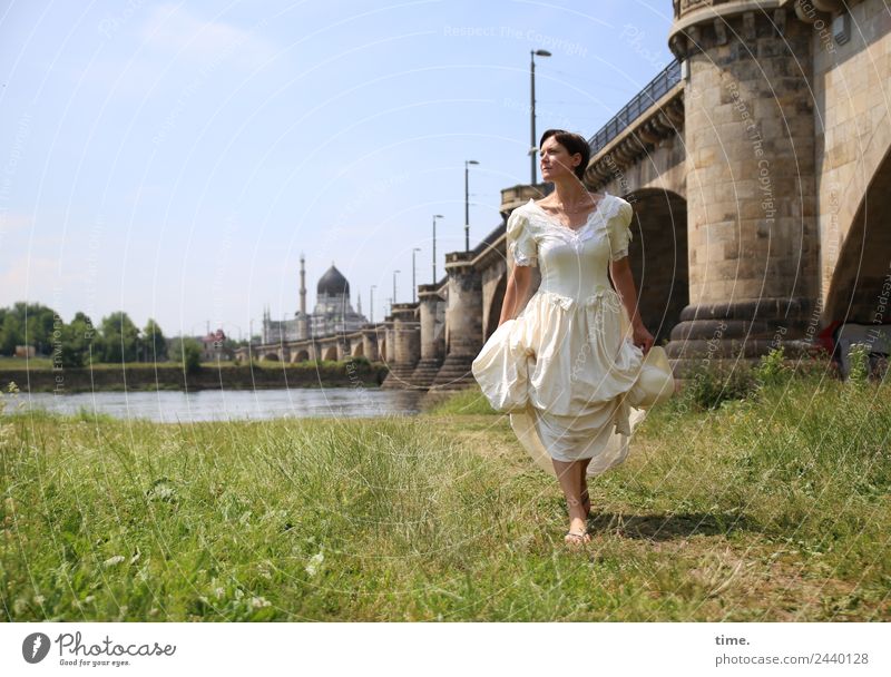 Brautschau feminin Frau Erwachsene 1 Mensch Schönes Wetter Flussufer Dresden Brücke Sehenswürdigkeit Wahrzeichen Kleid Brautkleid brünett kurzhaarig Erholung