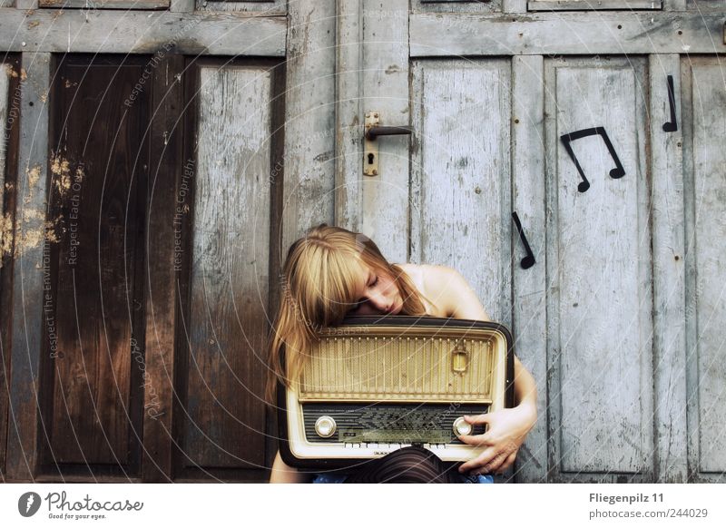 Hach die schöne Musik... Stil Lautsprecher Radiogerät Junge Frau Jugendliche Haut 1 Mensch Musik hören Tor Tür Strumpfhose blond berühren drehen genießen retro