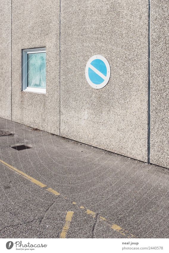 Concrete jungle Fabrik Lagerhalle Mauer Wand Beton Zeichen Verkehrszeichen trist Stadt grau Langeweile Einsamkeit Endzeitstimmung Surrealismus Verbote parken