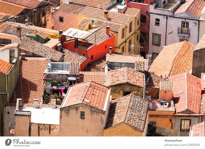 sardischer Ort von oben mit rotem Haus Ferien & Urlaub & Reisen Schönes Wetter Bosa Sardinien Italien Kleinstadt Altstadt Gebäude Terrasse Dach Fröhlichkeit