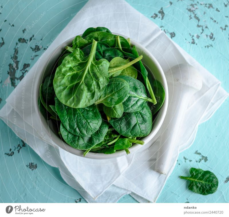 frische grüne Spinatblätter Gemüse Salat Salatbeilage Ernährung Vegetarische Ernährung Diät Teller Tisch Natur Pflanze Blatt Holz Essen natürlich weiß