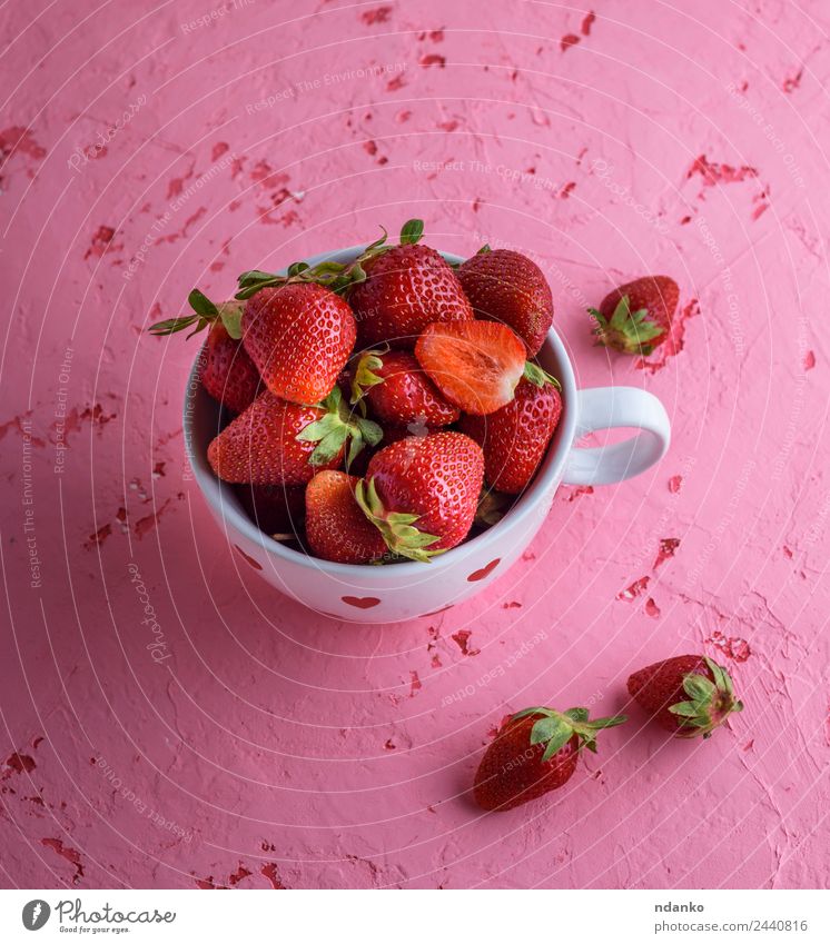 frische rote Erdbeere Frucht Dessert Vegetarische Ernährung Becher Sommer Tisch Essen natürlich rosa Erdbeeren Hintergrund reif Lebensmittel Gesundheit