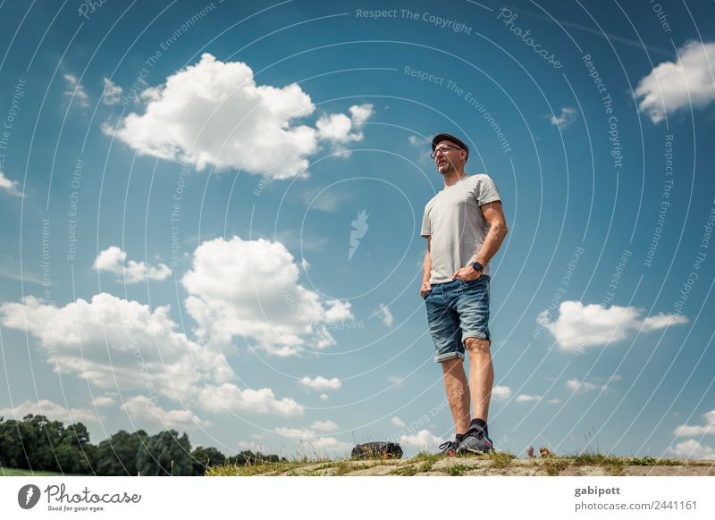 Für den Titel fehlt die Zeit |UT Dresden Mensch maskulin Mann Erwachsene Leben Natur Landschaft Himmel Wolken Sonne Sommer Schönes Wetter Hügel stehen
