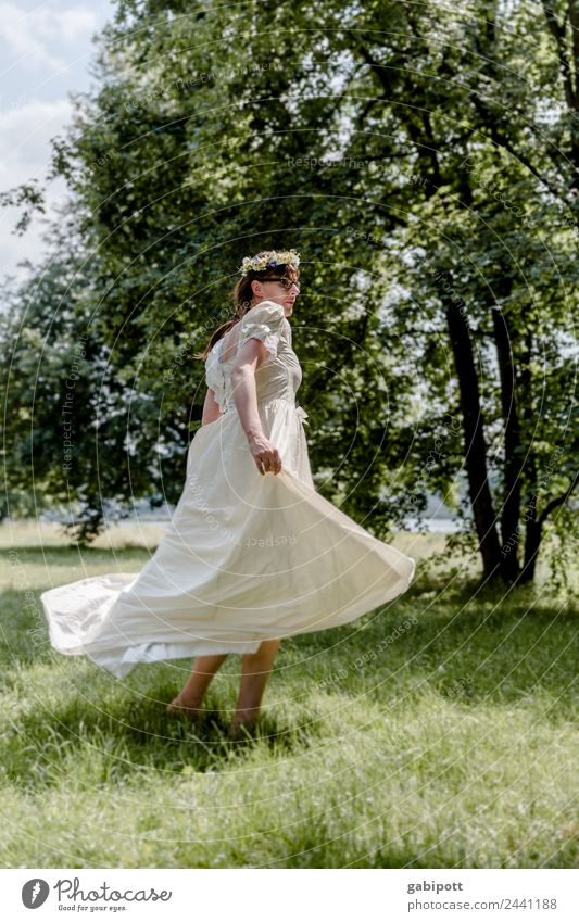 tanzende Braut | UT DRESDEN Feste & Feiern Hochzeit feminin Frau Erwachsene Leben 1 Mensch Tanzen Fröhlichkeit natürlich Freude Glück Lebensfreude