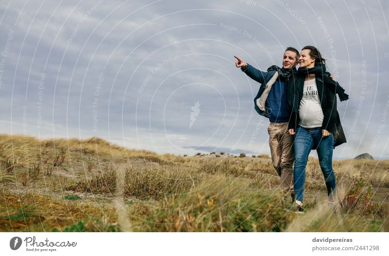 Junges Paar bei einem Spaziergang an der Küste Lifestyle Glück Winter sprechen Mensch Frau Erwachsene Mann Mutter Familie & Verwandtschaft Natur Landschaft