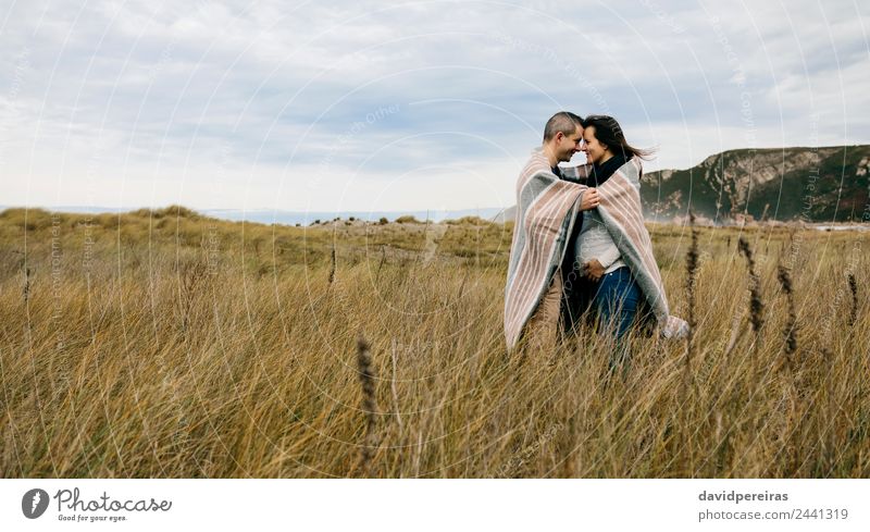 Schwanger mit Mann, der mit einer Decke bedeckt ist. Lifestyle ruhig Winter Frau Erwachsene Eltern Familie & Verwandtschaft Paar Natur Landschaft Wolken Herbst