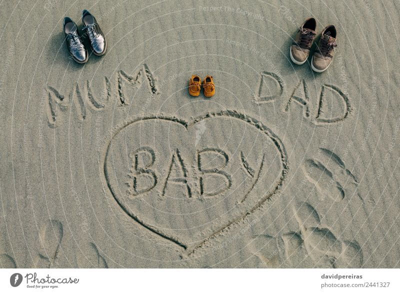 Mama, Papa und Baby geschrieben auf dem Sand des Strandes. Winter Eltern Erwachsene Mutter Vater Familie & Verwandtschaft Paar Herbst Schuhe Herz Liebe