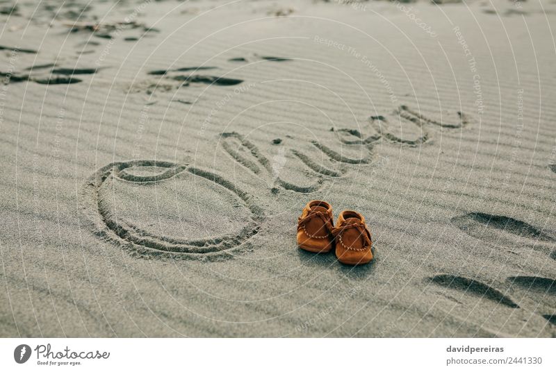 Babyname in Sand geschrieben mit Schuhen Design schön Ferien & Urlaub & Reisen Tourismus Strand Junge Mann Erwachsene Natur Küste schreiben natürlich braun Name
