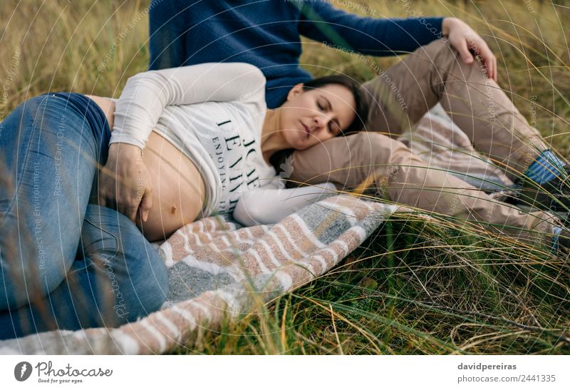 Schwangere schläft auf einer Decke auf dem Gras. Lifestyle Erholung Mensch Baby Frau Erwachsene Mann Vater Familie & Verwandtschaft Paar Natur Herbst Wiese