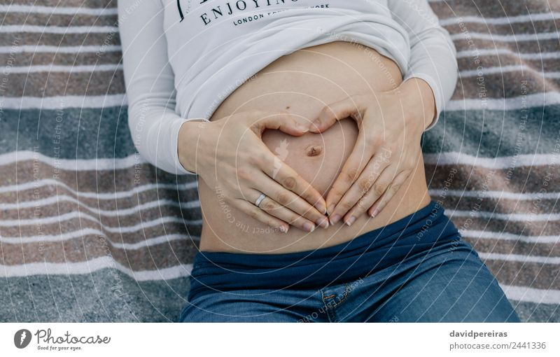 Frauen schwanger nackt junge 