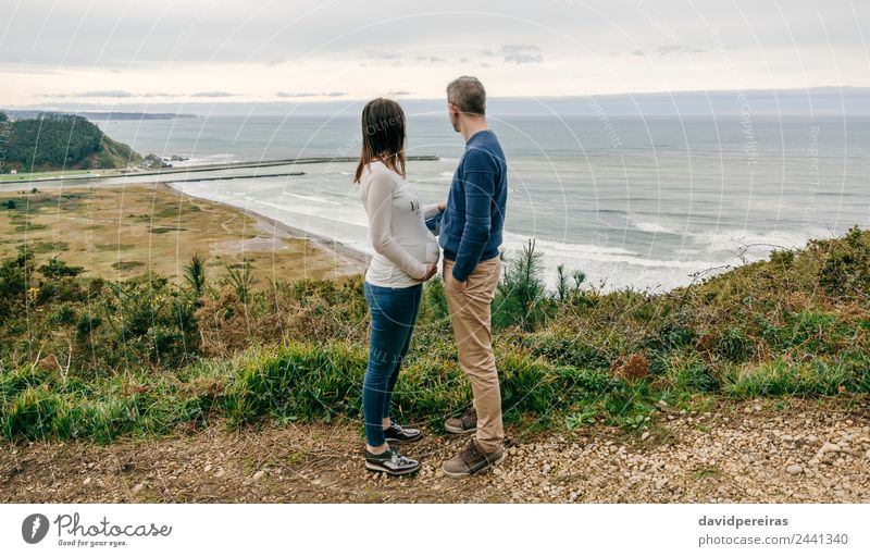 Paar beobachtet das Meer Lifestyle ruhig Freizeit & Hobby Strand Wellen Frau Erwachsene Mann Eltern Familie & Verwandtschaft Natur Landschaft Horizont Herbst