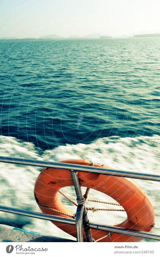 Frauen und Kinder... Rettungsring retten Wasserfahrzeug untergehen Sicherheit Meer Bootsfahrt Absicherung Wellen rot Retter rettungsschirm Notfall