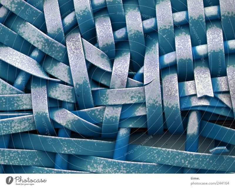 Gnadenbrot Kunststoff alt blau Strandkorb verwoben geflochten verwittert Farbfoto Gedeckte Farben Außenaufnahme Detailaufnahme Muster Strukturen & Formen