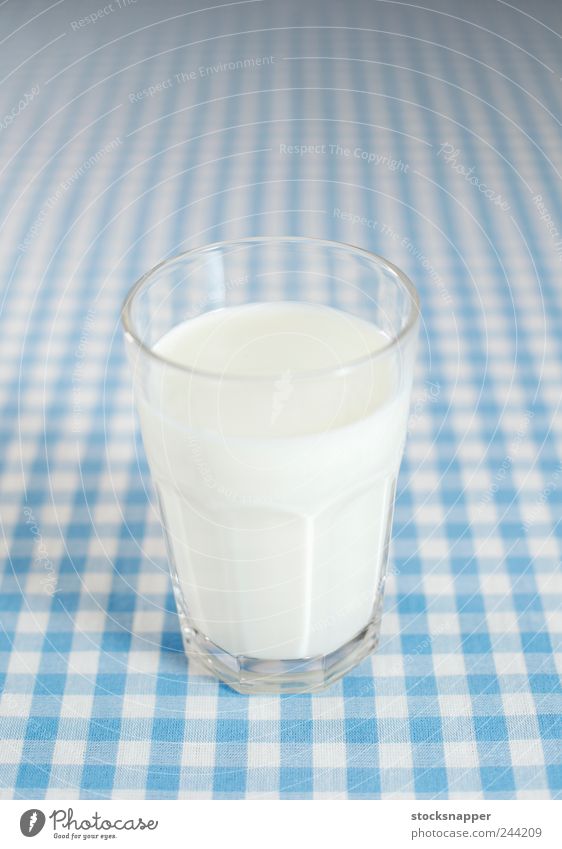 Milch Objektfotografie Menschenleer kalt Coolness Getränk Tischwäsche kariert Glas