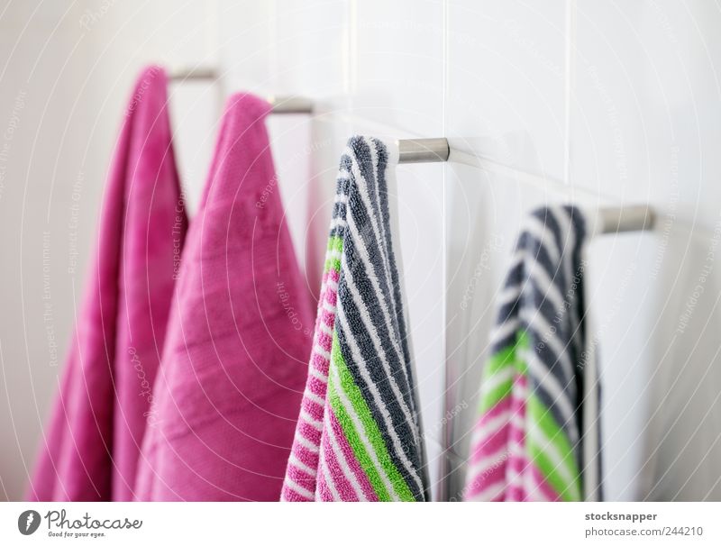 Neue Handtücher Reihe in Objektfotografie Menschenleer Baumwolle gestreift Streifen Bad Nagel hängen erhängen Textilien Handtuch neu Sauberkeit