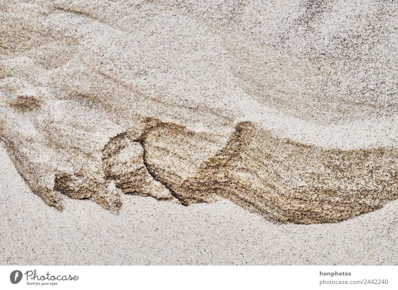 Sandstruktur1 Strand Menschenleer braun gelb Farbfoto Außenaufnahme Nahaufnahme Strukturen & Formen Textfreiraum oben Textfreiraum unten Tag Licht Schatten