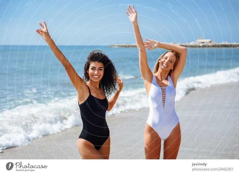 Zwei Frauen in Badebekleidung an einem tropischen Strand. Freude schön Körper Ferien & Urlaub & Reisen Tourismus Sommer Meer Mensch feminin Junge Frau