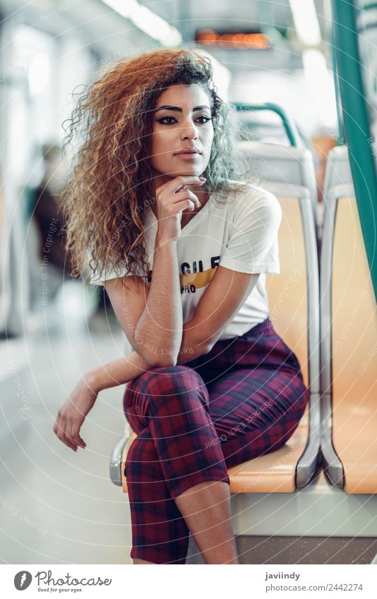 Eine arabische Frau sitzt in der U-Bahn. Lifestyle schön Haare & Frisuren Ferien & Urlaub & Reisen Tourismus Ausflug Mensch feminin Junge Frau Jugendliche