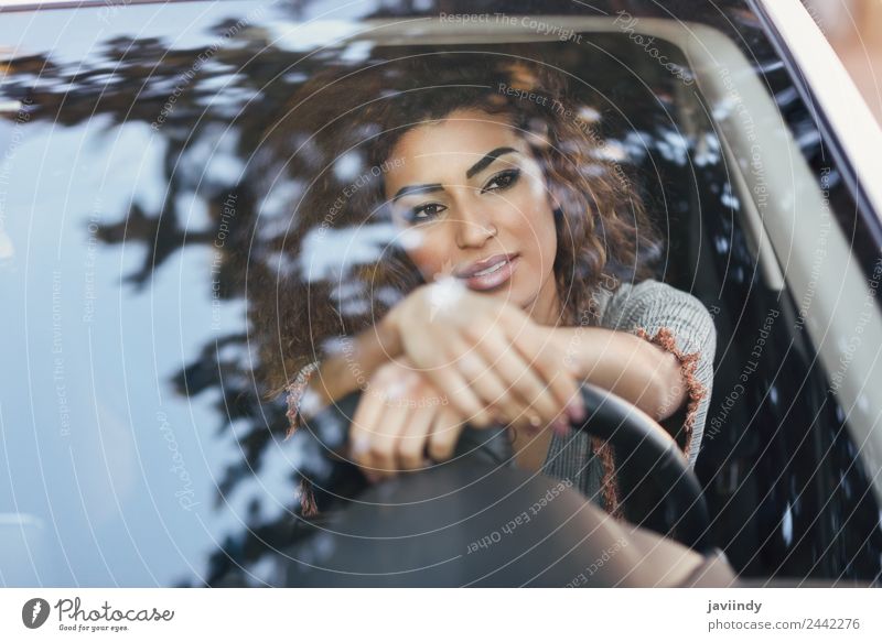 Schöne junge arabische Frau in einem schönen weißen Auto. Lifestyle Haare & Frisuren Gesicht Ferien & Urlaub & Reisen Ausflug Mensch Junge Frau Jugendliche