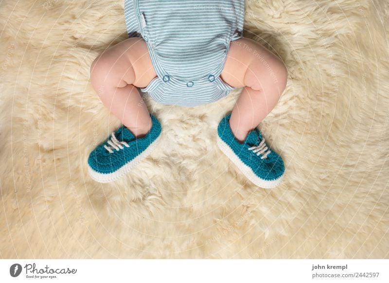 Auf großem Fuß Mensch maskulin Baby Beine 1 0-12 Monate strampler Schuhe Hausschuhe Schaffell liegen schlafen Gesundheit Glück positiv grün türkis Lebensfreude