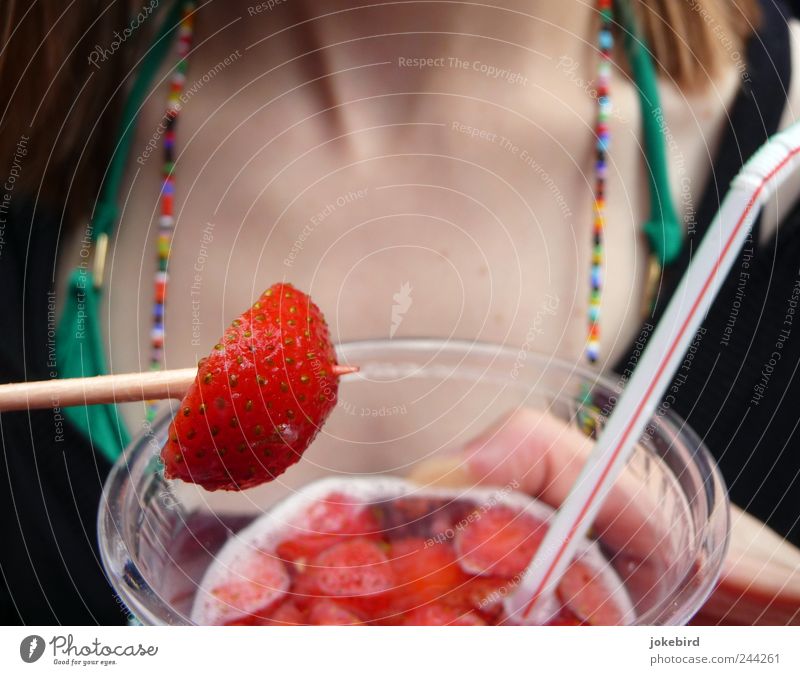 summer drink Erdbeeren trinken Erfrischungsgetränk Limonade Alkohol Longdrink Cocktail Becher Trinkhalm Sommer Sommerurlaub Feste & Feiern feminin Haut Erholung