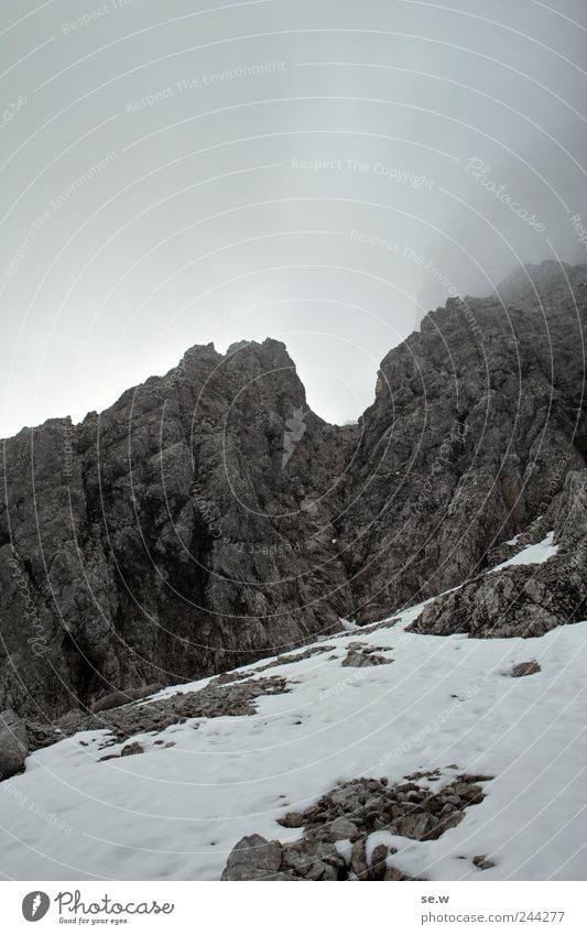 Mordor Urelemente Wolken Winter schlechtes Wetter Nebel Schnee Felsen Alpen Berge u. Gebirge Karwendelgebirge Kalkalpen Schneefeld wandern dunkel eckig kalt