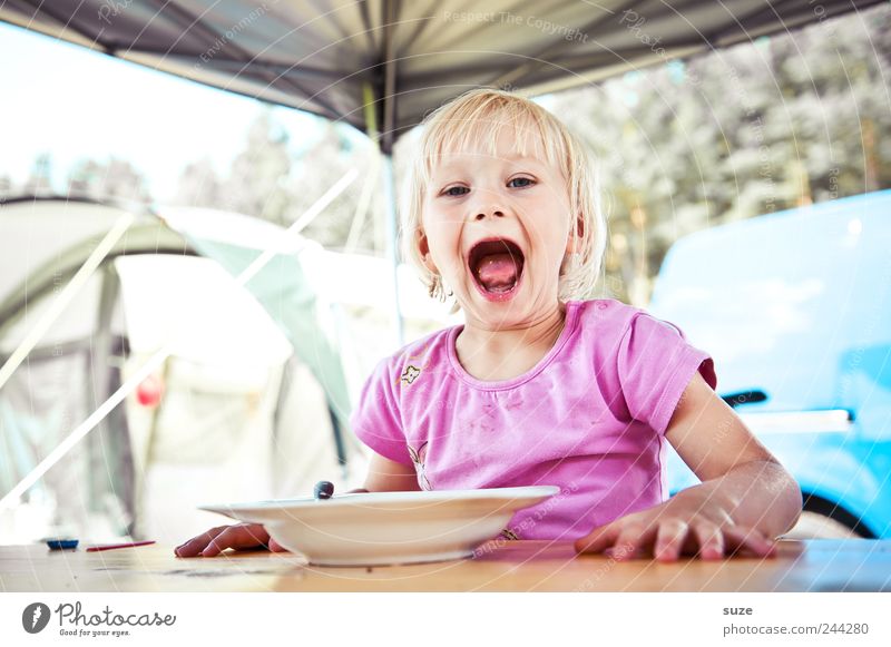 Hungaaa! Ernährung Essen Mittagessen Teller Freude Freizeit & Hobby Ferien & Urlaub & Reisen Camping Sommerurlaub Tisch Kind Mensch Kleinkind Mädchen Kindheit
