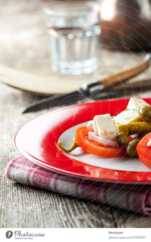 Kuhmilchschafskäse Lebensmittel Salat Salatbeilage Abendessen Bioprodukte Vegetarische Ernährung Diät Teller Messer Lifestyle authentisch Reinheit bescheiden