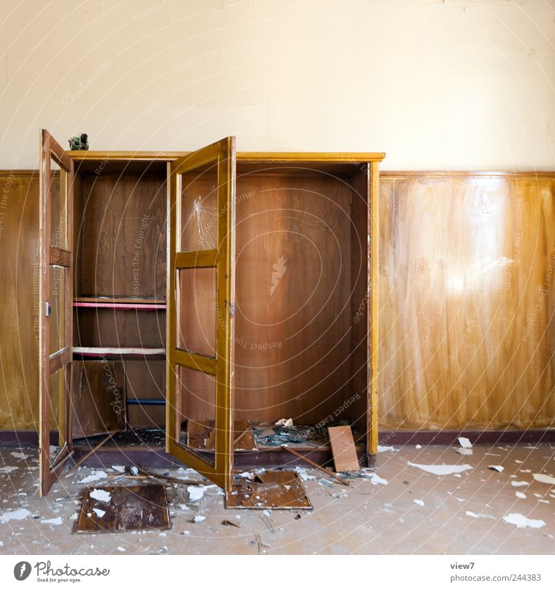 auszug Renovieren Umzug (Wohnungswechsel) einrichten Möbel Raum Arbeitsplatz Büro Holz Aggression alt dreckig einfach braun Gewalt Misserfolg Ferne Traurigkeit