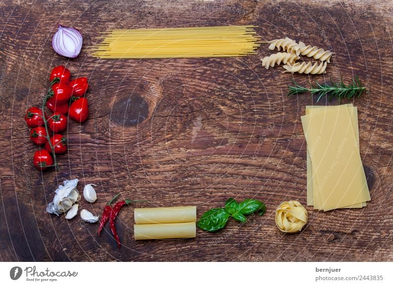 Rahmen aus Pasta und Zutaten Käse Gemüse Kräuter & Gewürze Vegetarische Ernährung Dekoration & Verzierung Tisch Blatt Holz frisch Nudeln Spaghetti Spirelli