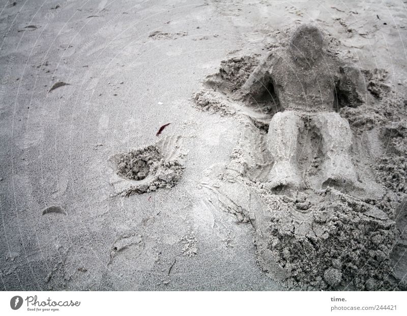 Das Sandmännchen erwacht Strand Sandstrand Figur Bildhauerei figürlich Strukturen & Formen sitzen aufstützen Kunst Schaffung Kreativität grau modellieren