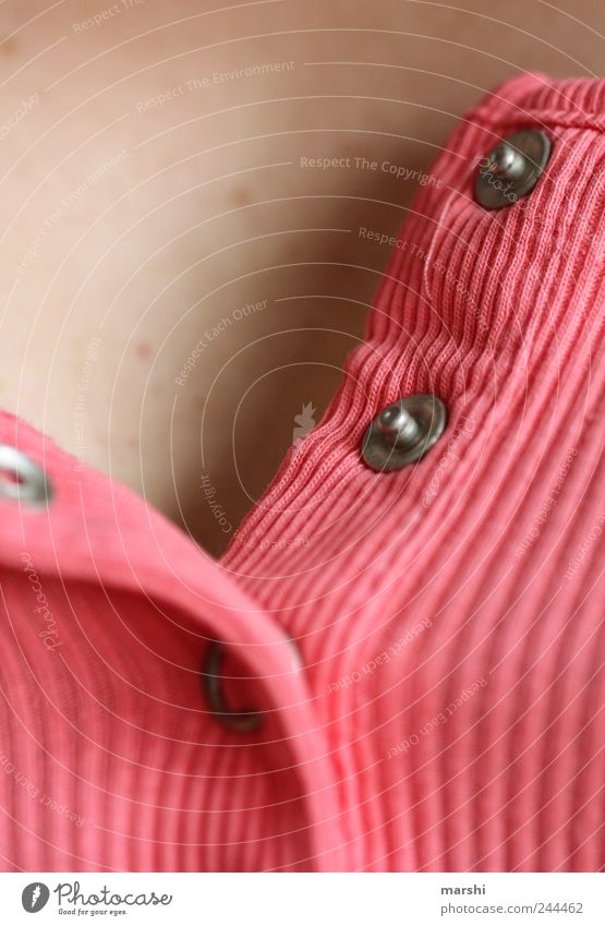 aufgeknöpft - zugeknöpft Mensch feminin Haut 1 rosa Rippeln Knöpfe geschlossen druckknopf Feinripp Stoff Detailaufnahme Farbfoto