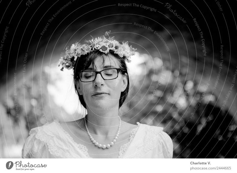 Träumen | UT Dresden elegant Hochzeit Braut feminin Frau Erwachsene 1 Mensch 30-45 Jahre Perlenkette Blumenkranz brünett Pony Lächeln leuchten träumen weich