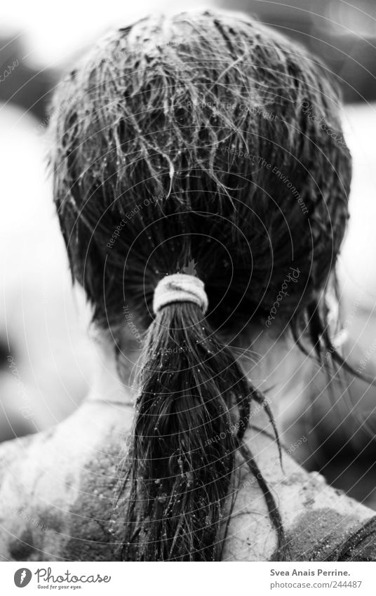 schlamschlacht. 1 Mensch Haare & Frisuren langhaarig Zopf dreckig Schlamm Schwarzweißfoto Außenaufnahme
