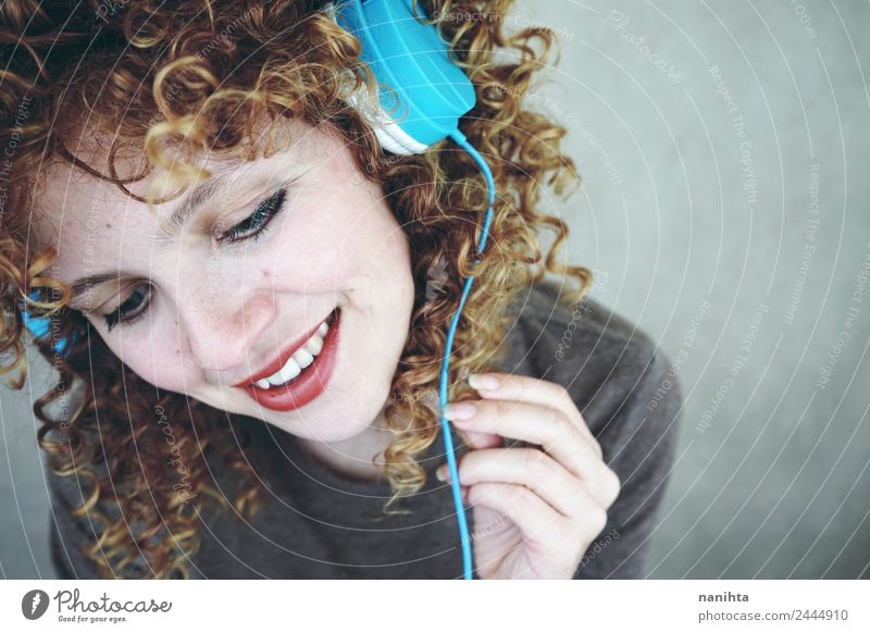 Blonde Frau, die mit ihren Kopfhörern Musik hört. Lifestyle Stil Freude schön Haare & Frisuren Haut Gesicht Wellness Wohlgefühl Freizeit & Hobby Headset