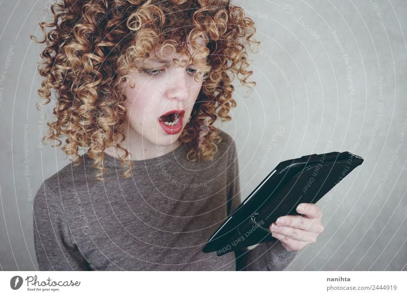 Junge wütende Frau beim Lesen von Rechnungen Lifestyle Student Wirtschaft Post sprechen PDA E-Book Tablet Computer Technik & Technologie Informationstechnologie