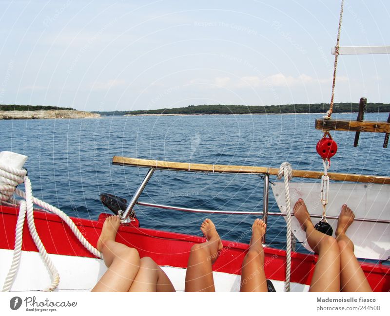Beine beim Sonnen auf schwimmendem/fahrendem Boot nähe Küste Erholung Ausflug Meer Junge Frau Jugendliche 3 Mensch 18-30 Jahre Erwachsene Bootsfahrt genießen