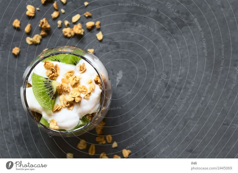 Joghurt Granola und Kiwi Parfait Frucht Dessert Frühstück Vegetarische Ernährung frisch Gesundheit Lebensmittel Müsli knackig Haferflocken Mandel Snack süß