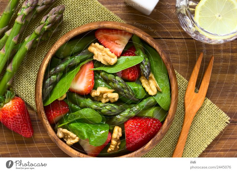 Erdbeer-Spargelspinat und Walnuss-Salat Gemüse Frucht Vegetarische Ernährung frisch Gesundheit natürlich Lebensmittel Salatbeilage Erdbeeren Spinat roh