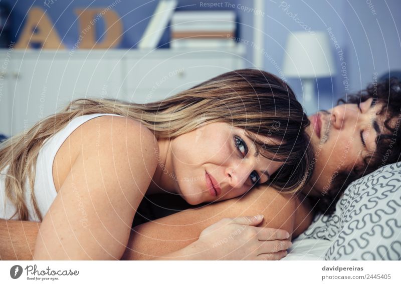 Junges verliebtes Paar, das sich umarmt und über einem Bett liegt. Lifestyle Glück schön Erholung Schlafzimmer Frau Erwachsene Mann Familie & Verwandtschaft