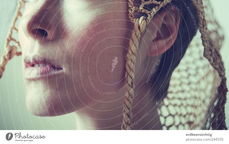 Gedankenstürmerin - angeschnittenes Gesicht einer kurzhaarigen Frau im Halbprofil mit Kopfbedeckung aus Bast feminin androgyn Nase Mund Hut atmen hören