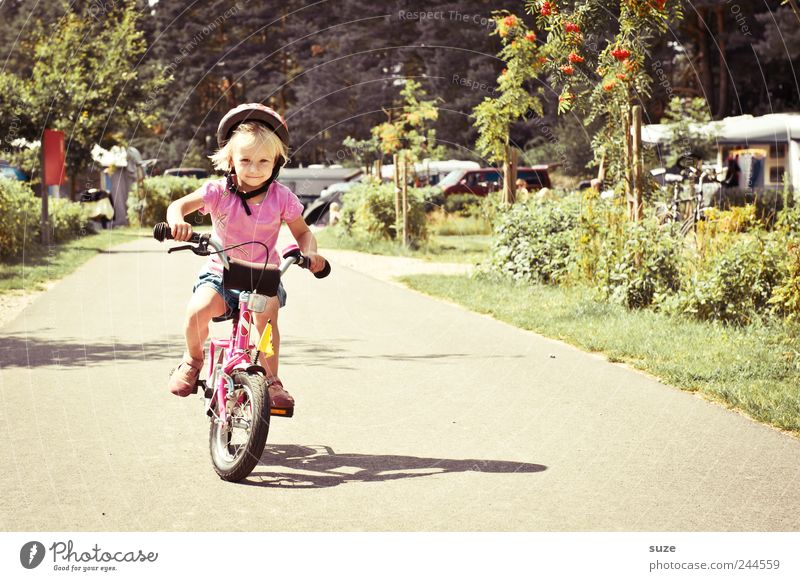 Radkäppchen Fahrradfahren Mensch Kind Kleinkind Mädchen Kindheit 1 3-8 Jahre Umwelt Sommer Schönes Wetter Verkehrswege Wege & Pfade Helm blond lernen klein