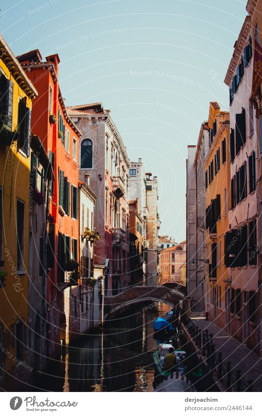 Schöner Wohnen in Venedig. Mitten in der Stadt, kleiner Wasser Straße mit Booten. Kleine Brücke . Die Sonne scheint. Die Häuser der anderen Straßenseite sind zum greifen nahe.