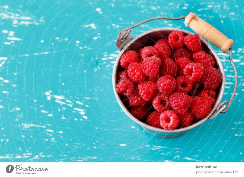 Frische Himbeeren in einem kleinen Metalleimer Frucht Dessert Ernährung Frühstück Vegetarische Ernährung Diät Sommer frisch natürlich blau rosa rot türkis