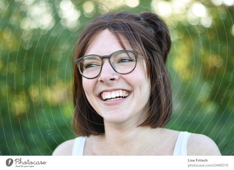 LACHEN - FREI - GLÜCKLICH Junge Frau Jugendliche 1 Mensch 18-30 Jahre Erwachsene Piercing Brille brünett kurzhaarig lachen ästhetisch Fröhlichkeit Glück lustig