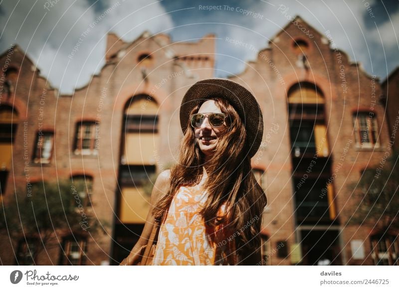 Langhaarige Frau mit Hut und Sonnenbrille, die die Stadt Sydney mit Aufregung besucht. Lifestyle Stil Freude schön Körper Freizeit & Hobby