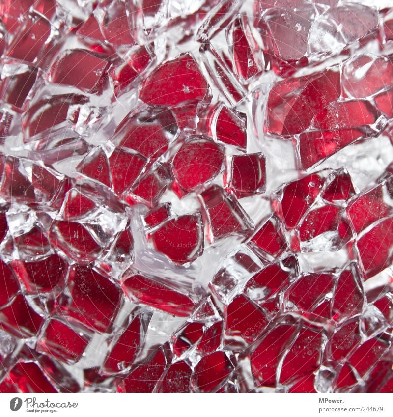 zerbrochen Glas trashig rot Teile u. Stücke gebrochen Scherbe Mosaik grau scharfkantig Bruchstück Strukturen & Formen Farbfoto Detailaufnahme abstrakt Muster