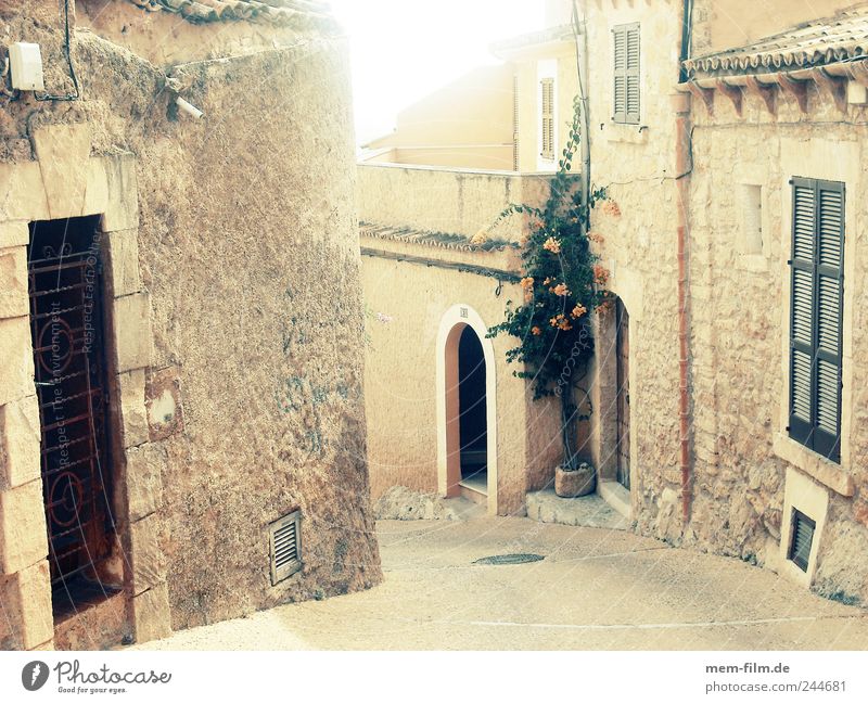siesta Gasse Spanien Mallorca Cap Depera Siesta ausgestorben Menschenleer Naturstein Straße Mittelalter beige verwinkelt
