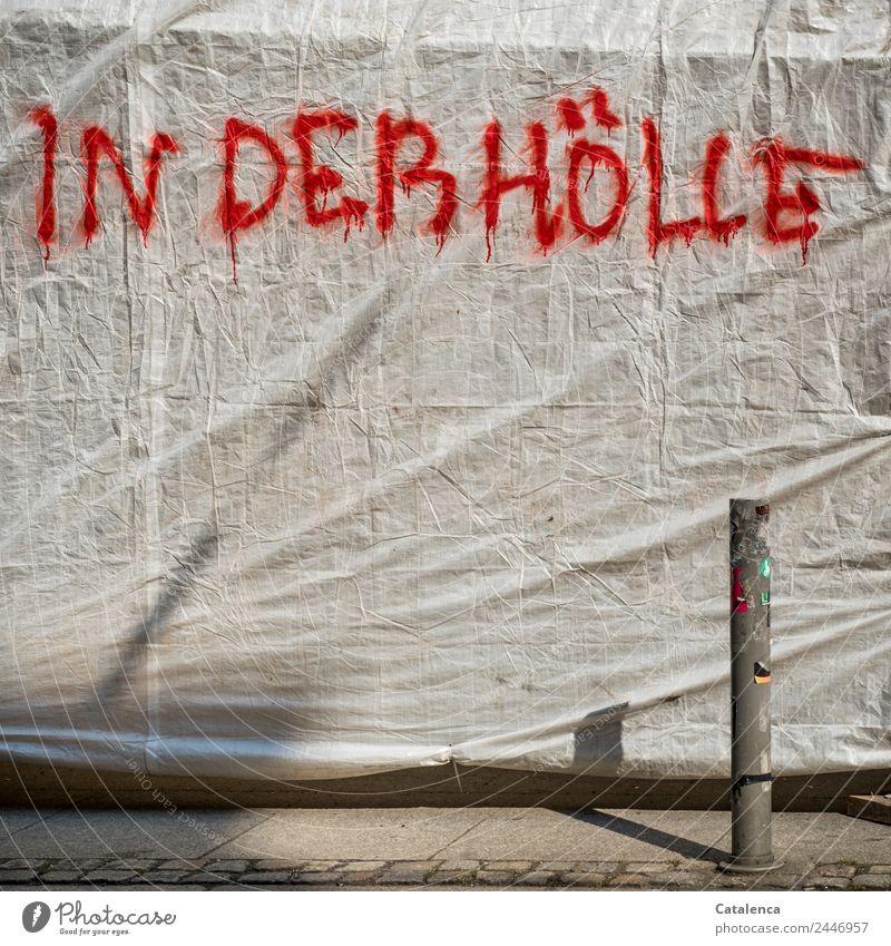 In der Hölle schmoren | UT Dresden, Graffiti auf Plastikplane Stadt Hochhaus Fassade Fußgänger Bürgersteig Plastikfolie Schtzplane Baugerüst Metall